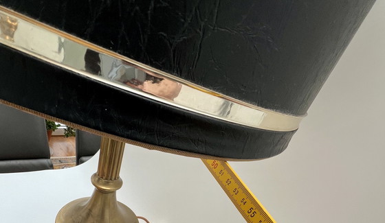 Image 1 of Grande lampada da tavolo classica in ottone con paralume nero – Metà secolo / classicamente elegante