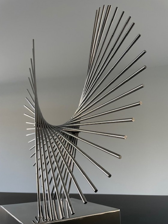 Image 1 of Scultura futuristica in filo cromato