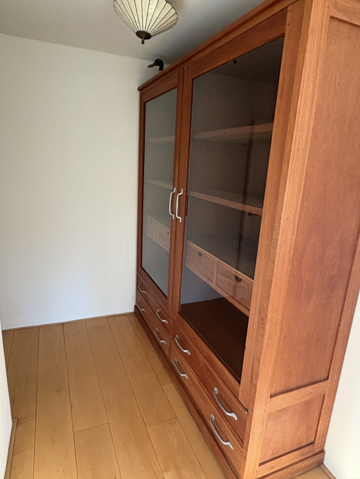 Élégante vitrine en cerisier avec tiroirs et portes en verre