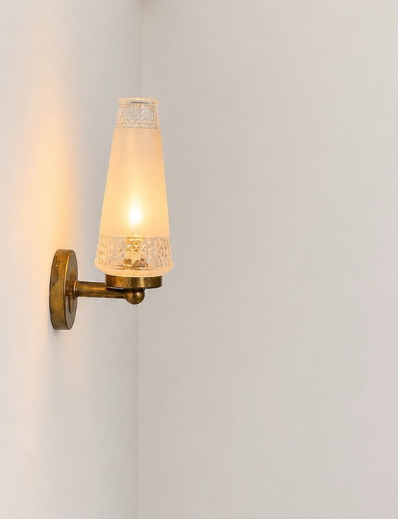 Image 1 of Een paar vintage wandlampen van glas en messing, Frankrijk, 1960.