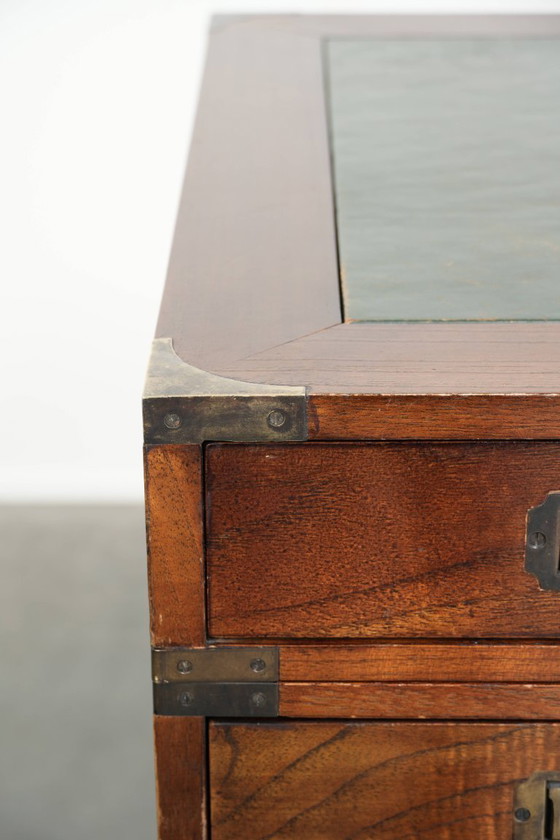 Image 1 of Oud houten Engels bureau uit begin 20e eeuw in campaign style met messing elementen en een groen lederen blad