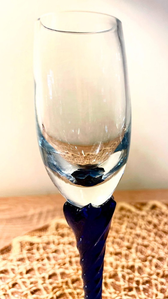 Image 1 of Carafe en verre vintage avec 4 verres – Service à liqueur à pied bleu – Articles de bar style années 50