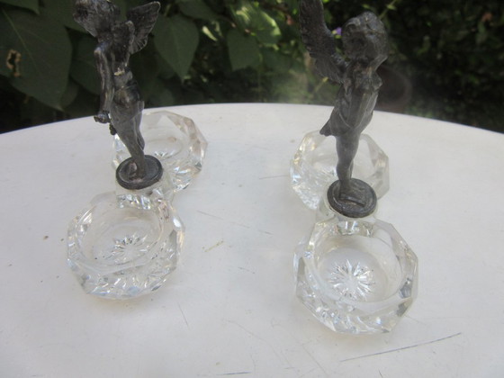 Image 1 of 2 recipientes para salero y pimentero con forma de ángeles querubines de cristal y metal negro (a uno de ellos le falta un ala) 