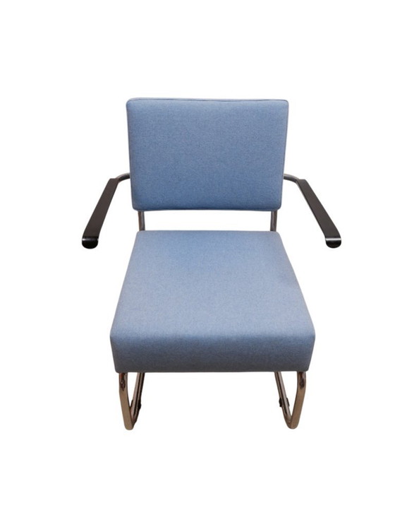 Image 1 of Poltrona con struttura tubolare e rivestimento in tessuto blu.