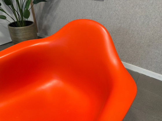 Vitra | Eames | DAR | Rouge coquelicot et base Eiffel | 1 pièce – Chaises & fauteuils, Metal, Plastic (photo 7 of 9)