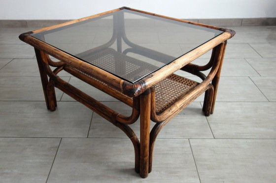 Image 1 of Vintage salontafel van bamboe, rotan en leer uit de jaren 60.