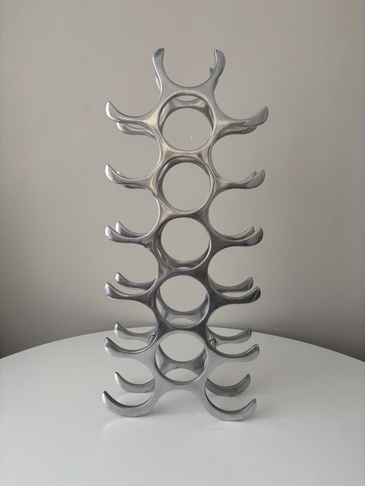 Botellero de aluminio de diseño con capacidad para 18 botellas.