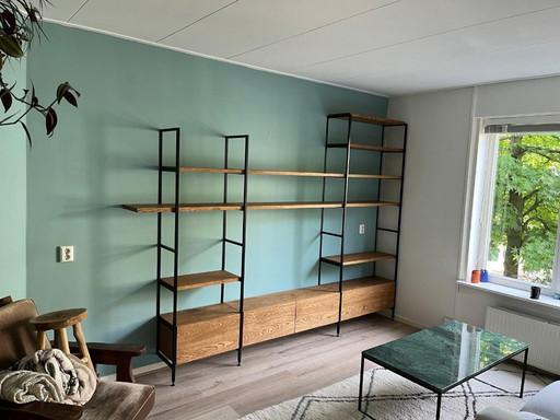 Mueble de pared de roble con cajones y espacio para TV