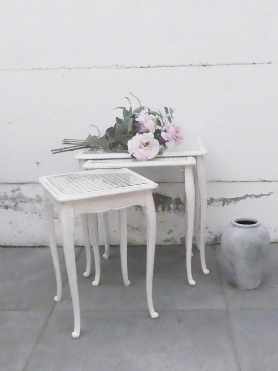 Set di 3 Tavolini con piano in rattan, bianco, Opgeknapt door alicepcuriosa.be, Legno, Vintage (foto 5 di 6)