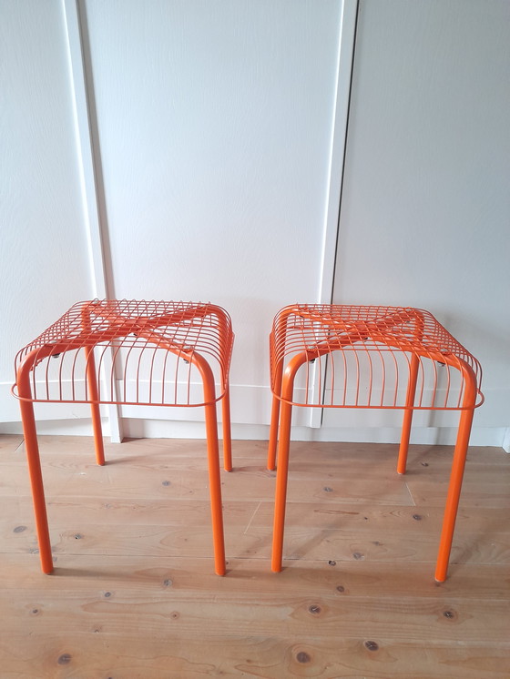 Image 1 of Ein Paar orangefarbene Vasteron-Drahtgitterhocker von Ikea