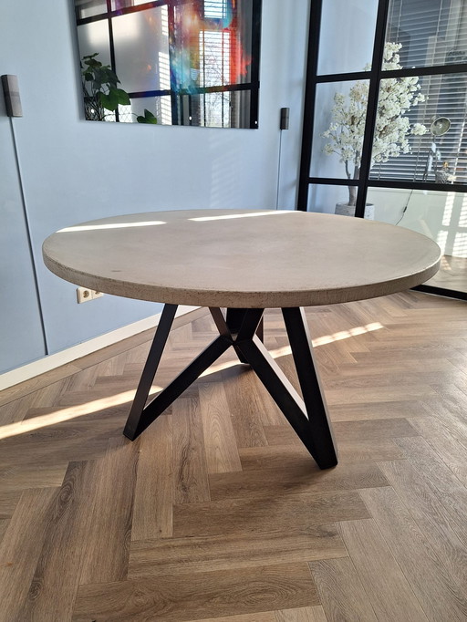 Tavolo rotondo in cemento Table Du Sud Dimensioni: 130x4, Colore: Grigio chiaro, Altezza: 76, Base: Cortina 9005