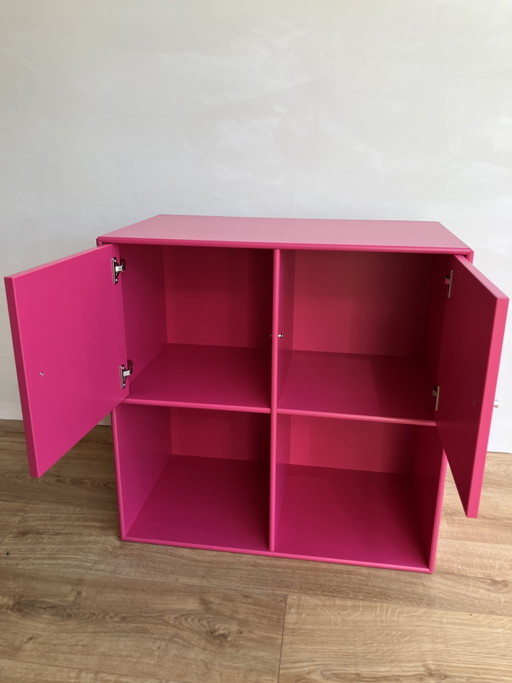 Armario original de Montana Furniture con puertas y sistema para colgar ropa - rosa