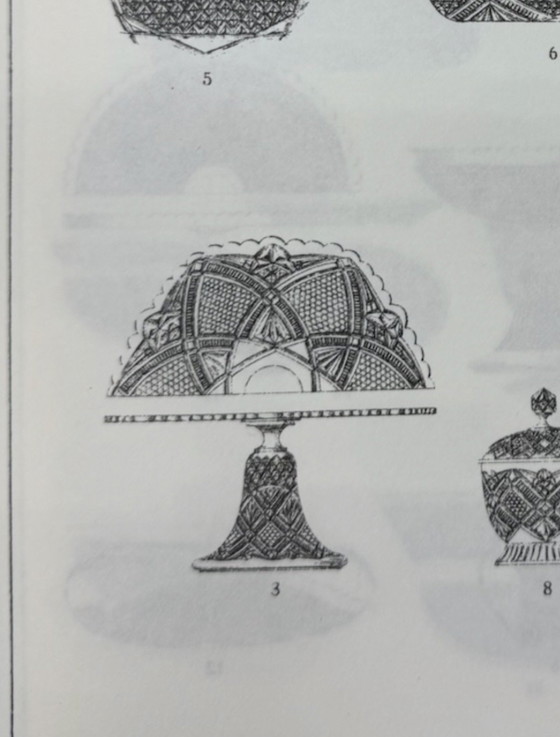 Image 1 of Val Saint Lambert “Gilbert” taartstandaard – Geperst kristal – Vermeld in de catalogus van 1913 – Grootste formaat (31 cm)