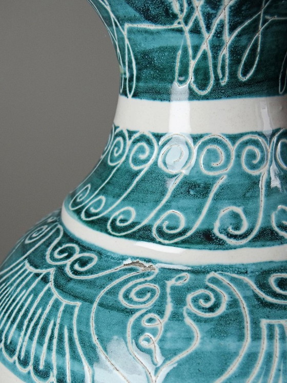Image 1 of Grote vintage balustervaas van turkooizen keramiek met ingesneden decoratie.