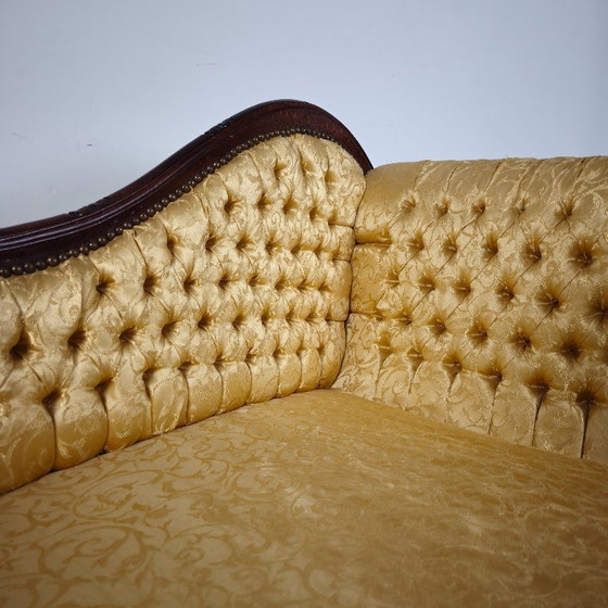 Elegante chaise longue francesa del siglo XIX de nogal macizo con tapicería de damasco dorado. Presenta un (photo 3 of 8)