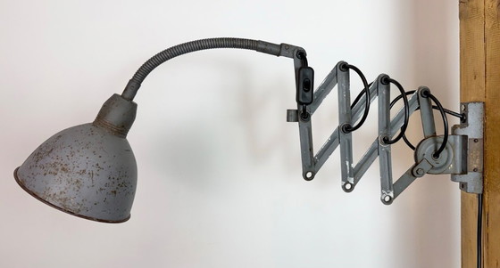 Image 1 of Grijze industriële wandlamp met flexibele arm van Elektroinstala, jaren 60.