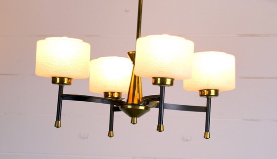 Image 1 of Maison Arlus, kroonluchter uit het midden van de vorige eeuw, messing en opaal, Frankrijk 1950