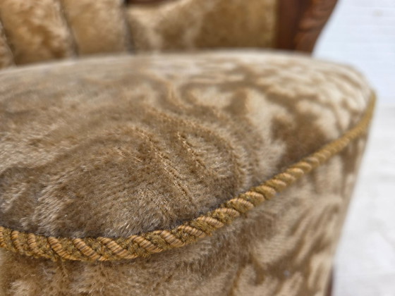 Image 1 of Deense relaxfauteuil uit de jaren 50, bekleed met velours en gesneden eikenhout.