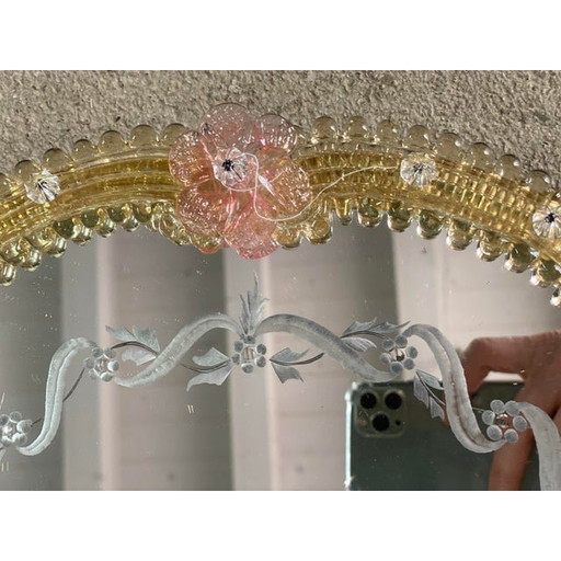 Espejo veneciano ovalado de cristal de Murano, tallado a mano, estilo floral dorado y rosa, década del 2000