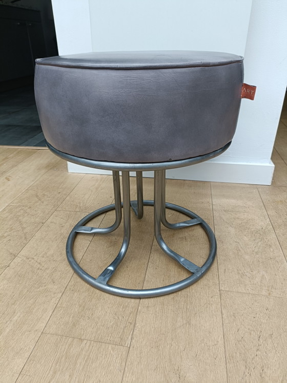 Grijze leren poef. – Art Sensation, Hockers en poefs, Metal, Leather (photo 6 of 10)
