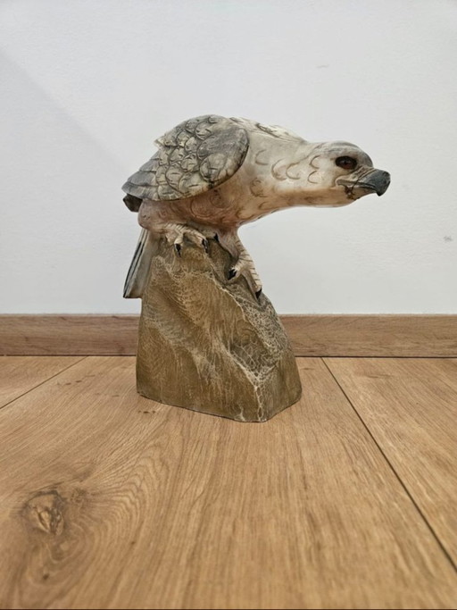 Figura di aquila in marmo con base in alabastro di S. Matarrese