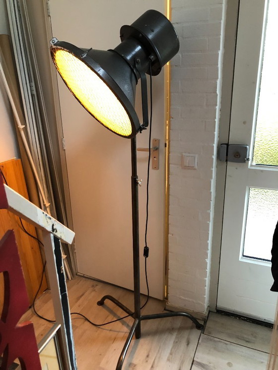 Image 1 of Hoge theater lamp spot industriele lamp op gietijzeren staander - uitschuifbaar - 220cm