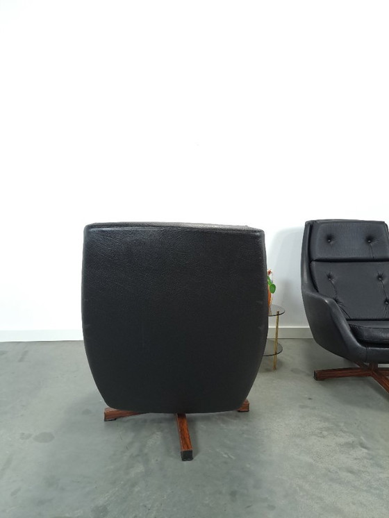 Image 1 of Sedia girevole in pelle artificiale nera proveniente dalla Svezia