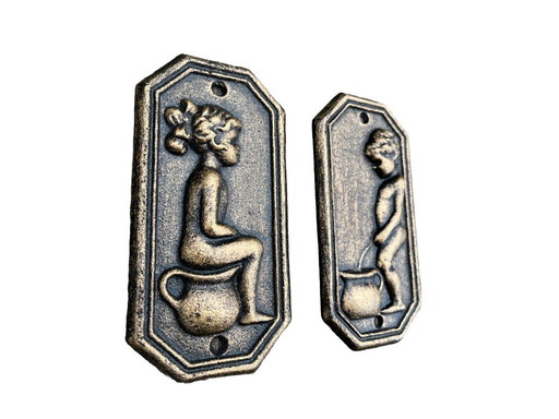 Ensemble de deux enseignes de toilettes en fonte de bronze d'époque