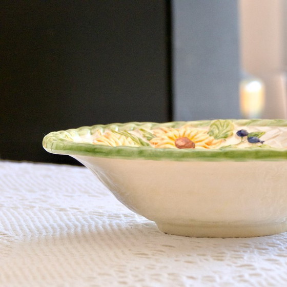 Image 1 of Grote vintage saladeschaal van aardewerk in zonnebloemkleur, handbeschilderd.