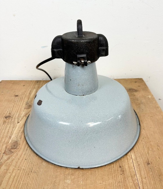 Image 1 of Industrielle Fabriklampe aus grauem Emaille mit gusseisernem Aufsatz, 1960er Jahre