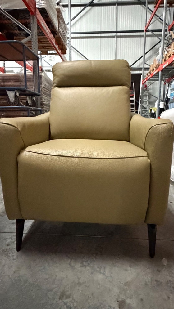 Image 1 of Nuova poltrona reclinabile elettrica di Poltronesofà nell'elegante colore beige/cammello.