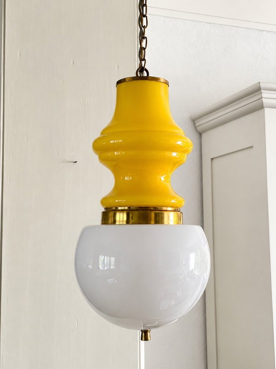 Vintage 60s/70s pendant lamp in yellow and white opaline., Glass (photo 3 of 5)
