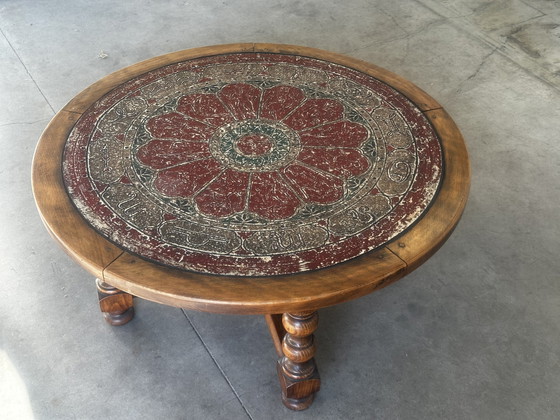 Vintage salontafel van gedraaid hout en leer met astrologische decoratie. – Fabrication Artisanale Vintage (photo 12 of 12)
