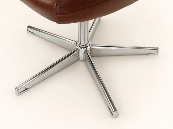 Image 1 of Een paar draaibare fauteuils uit de jaren 60/70 in bruin kunstleer en verchroomd metaal, vintage stoelen in de stijl van het mid