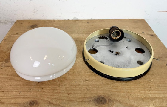 Image 1 of Industriële bakelieten wand- of plafondlamp met melkglas, jaren 1950