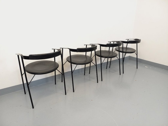 Image 1 of Set di 4 poltrone vintage di design italiano in metallo nero e similpelle nera degli anni '80