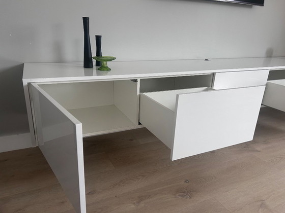 Mobile TV sospeso bianco lucido – Ramakers Interieurprojecten, Mobili TV, Legno, MDF (photo 3 of 5)