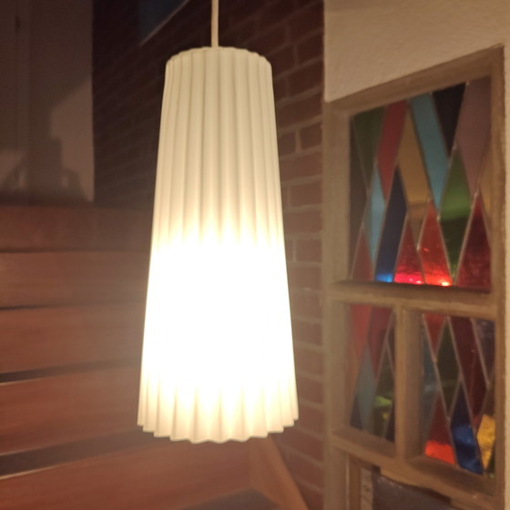 Image 1 of Suspension sculpturale artisanale en opaline cannelée – Design scandinave postmoderne