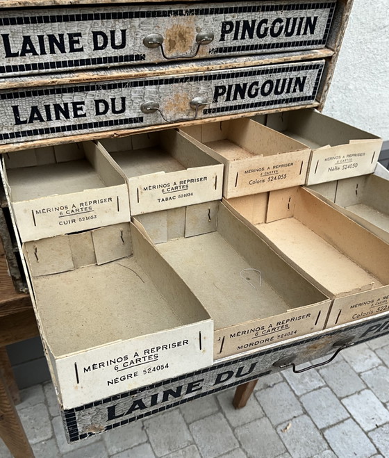 Seltene Laine Du Pingouin-Kurzwarenvitrine aus den 1930er Jahren von Cartonnages Mulliez-Richebé (photo 8 of 12)