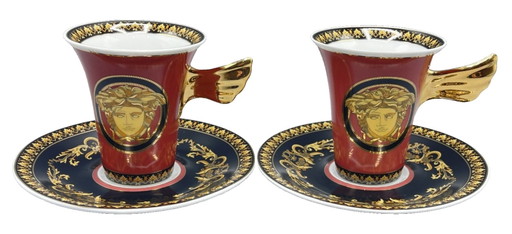 Set van twee hoge kopjes en schotels van Rosenthal Versace in de kleur "Medusa Red" (Italiaans design). – tafelwaar, Gold