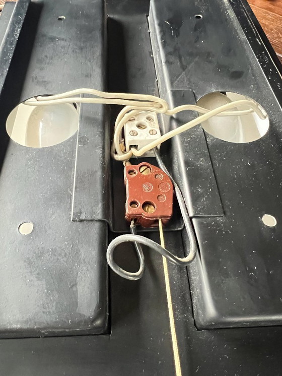 Image 1 of Due lampade da parete di metà secolo con interruttore a tirante o per montaggio diretto. Vetro satinato su corpo metallico dalla