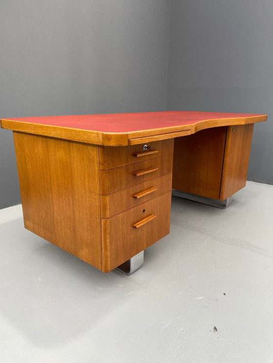 Image 1 of Bureau Bauhaus en noyer avec plateau rouge - Vintage Mid Century Design