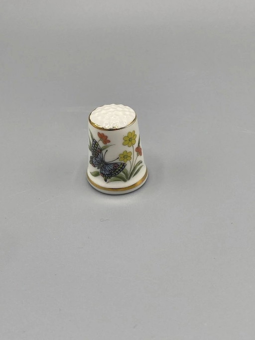 Antique porcelain thimble – Butterfly and flower decor – decoratieve objecten