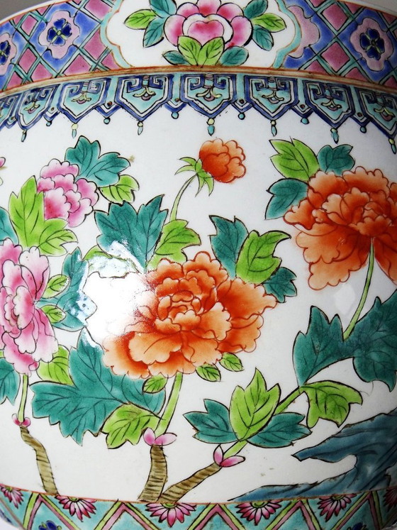 Image 1 of Large covered Chinese porcelain pot, floral famille rose decoration, 20th century