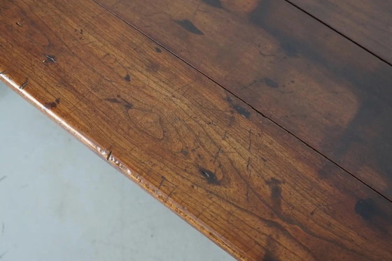 Image 1 of Deze Franse consoletafel werd ontworpen en vervaardigd rond het einde van de 19e eeuw uit marmer en gietijzer. De tafel verkeert