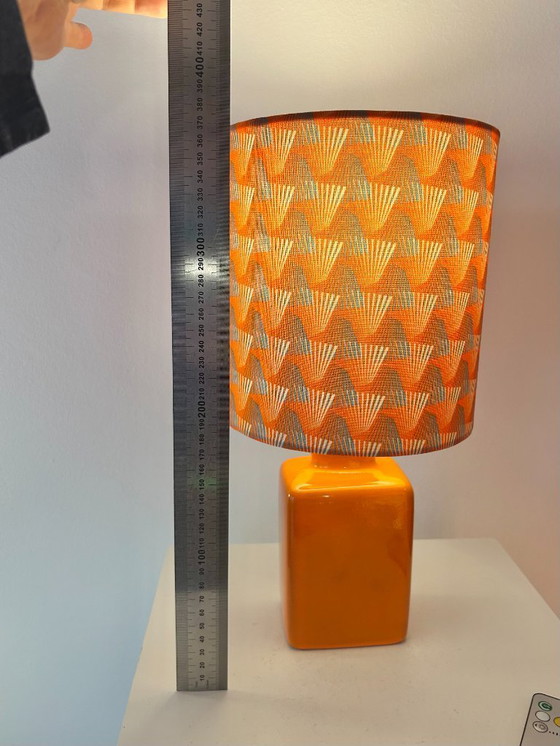 Image 1 of Een haardvaas van West-Duits aardewerk (jaren 60/70) omgetoverd tot een upcycled vaaslamp.