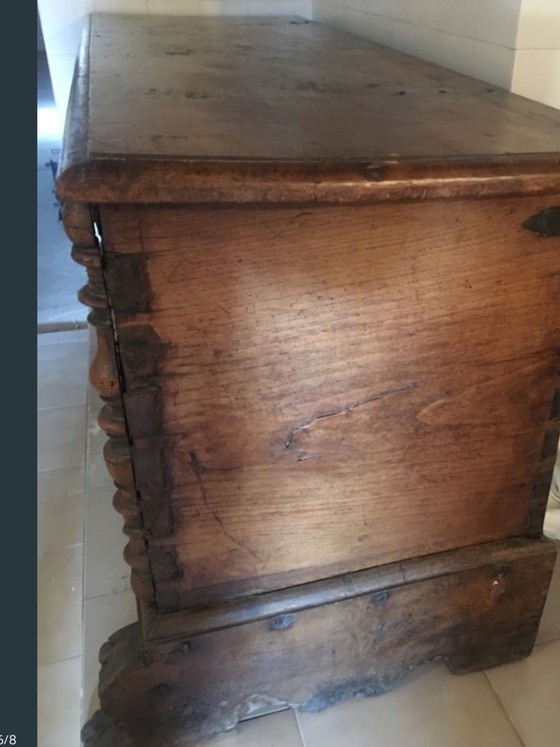 Grote, fraaie Spaanse kastanjehouten kist met houtsnijwerk, 178 cm lang, jaren 1860. – Opbergkast, Iron, Wood (photo 5 of 6)