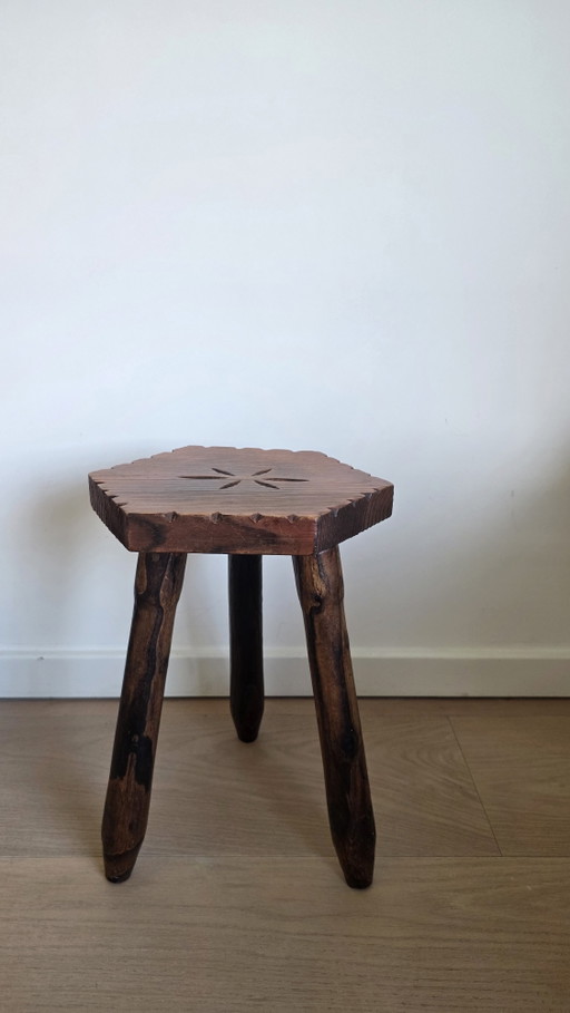 Hermoso taburete de madera
