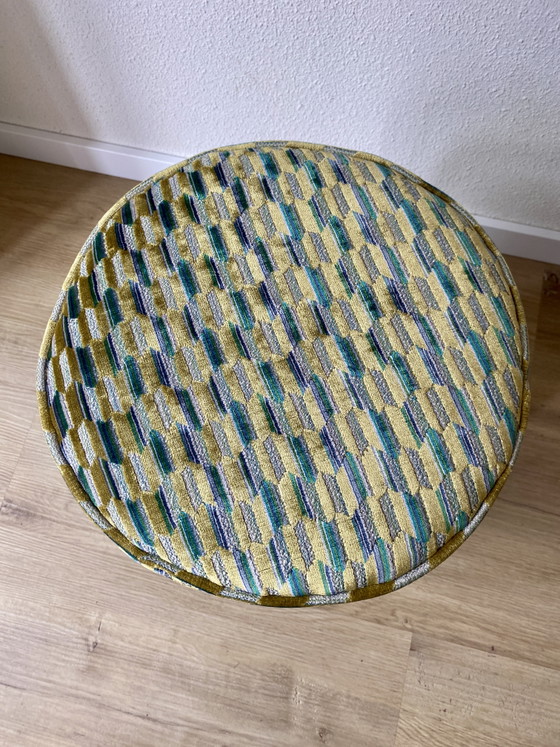 Poggiapiedi di Design McDonald's Upcycled Unico, Rivestito su Base in Acciaio – Handmade, Poggiapiedi e pouf (photo 2 of 10)