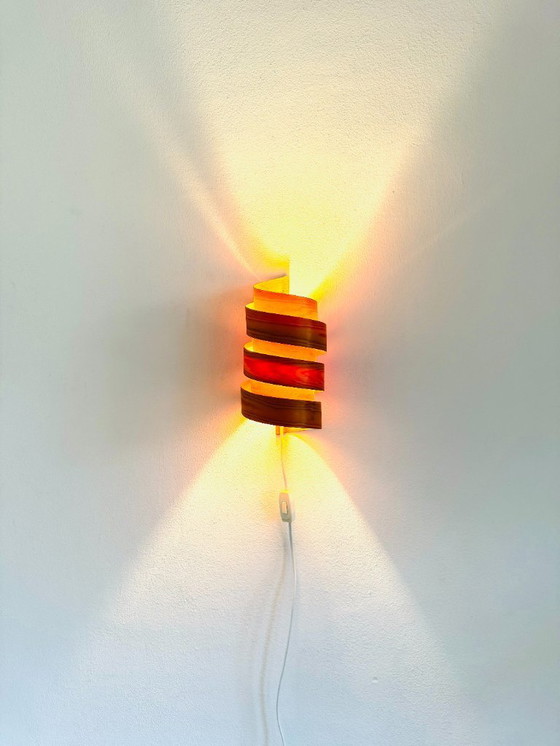 Image 1 of Aplique de pared en forma de espiral con chapa de pino, de diseñador desconocido, Suecia, década de 1970